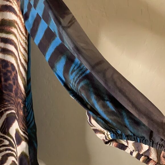 BEBE Cold shoulder mid length sleeve sheer animal print top 100% silk gorgeous - Picture 3 of 7